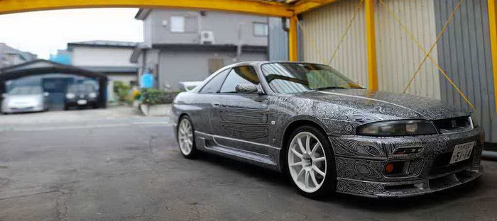 زوجة تساعد زوجها لتحويل سيارته نيسان Skyline GT-R للوحة فنية غير تقليدية