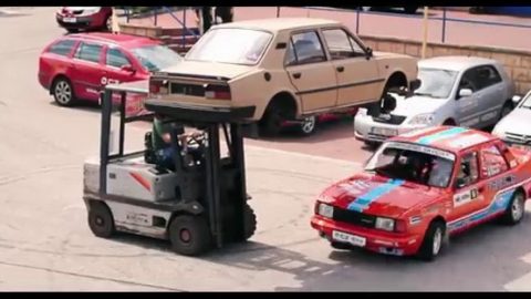 فيديو : عرض جيمخانا مميز بسيارة سكودا 130 LR قديمة . . لا تفوتوا المتعة !!