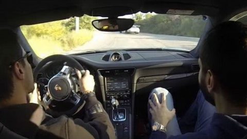 فيديو : بورشه 911 GT3 و 911 GT3 RS يمارسون الدريفت علي طرق بيروت !!