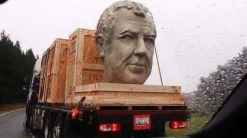 تمثال رأس ضخم لكلاركسون يظهر في الشوارع من أجل برنامج جراند تور