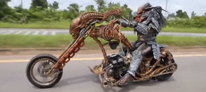 فيديو : دراج يتحول مع دراجته لما يشبه فيلم Predator محلي في تايلاند