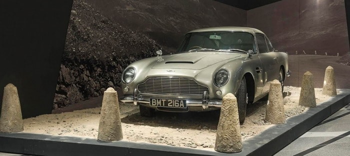 تمديد معرض جيمس بوند في برج خليفة لأبريل وأستون مارتن DB5 تسرق الأضواء