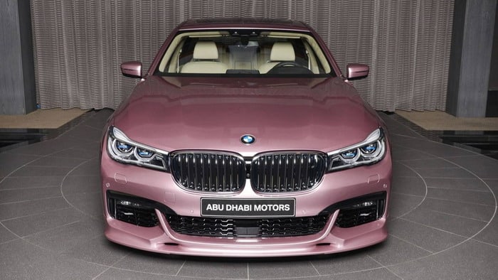 ​BMW M750Li xDrive باللون الوردي كوارتز في أبوظبي