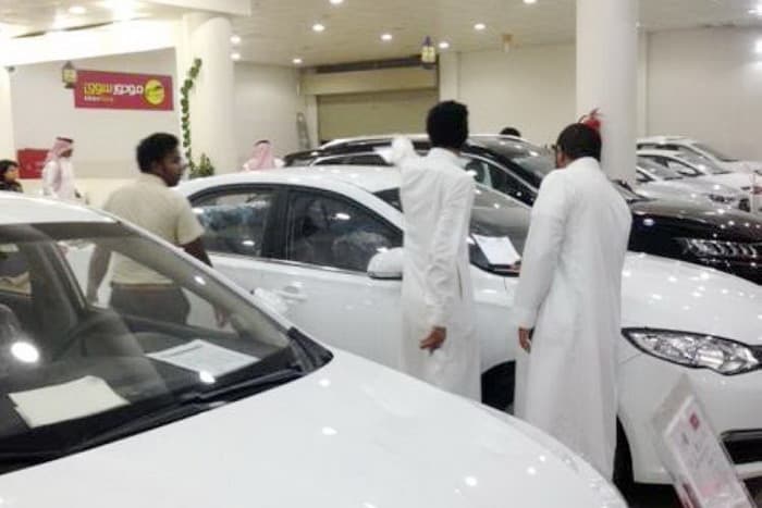 اقبال كبير من السعوديات على معارض السيارات في الباحة