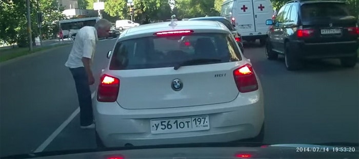 فيديو: شجار لفظي يتطور لمحاولة سحق عمد بالسيارة في ظل لامبالاة غريبة من المشاهدين !!