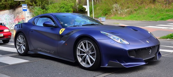 فيراري Tailor Made F12 Tdf تتألق بلون أزرق مطفي السيارات الموقع العربي الأول للسيارات