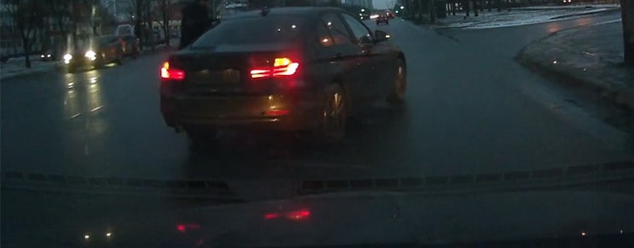 فيديو : سائق BMW روسي يحوله الغضب إلي شخص أحمق علي الطريق