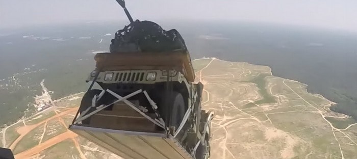 فيديو :  هكذا تهبط سيارات الهمفي الثقيلة من الطائرات للأرض باستخدام المظلات !!