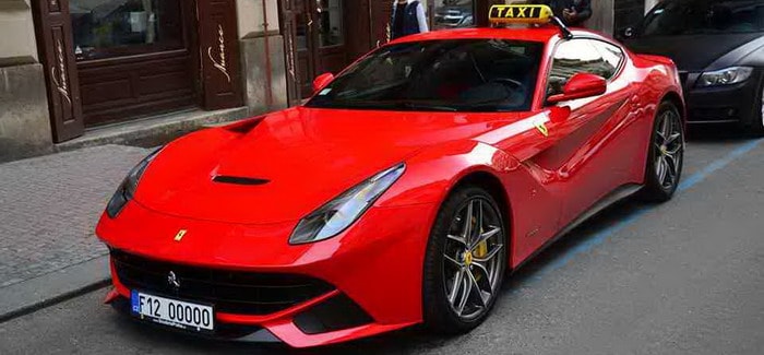 فيراري F12 برلينيتا تثيرضجة بتحولها الي تاكسي في التشيك