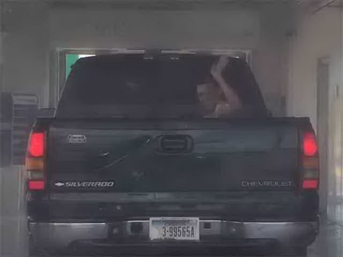 فيديو : رجل غريب الأطوار يستخدم صندوق شاحنته كحمام داخل مغسلة سيارات !!