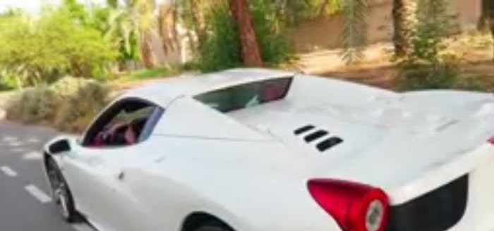 شاب سعودي يشتري سيارة أحلامه الفيراري بمليون ريال من ربح اليوتيوب