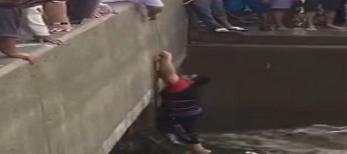 سعودي تغرق سيارته في نفق بجدة وانقاذه بحبل من قبل المارة