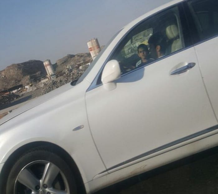 سعودي يرصد طفل يقود سيارة ويغلق الطريق علي السائقين الآخرين بتهور
