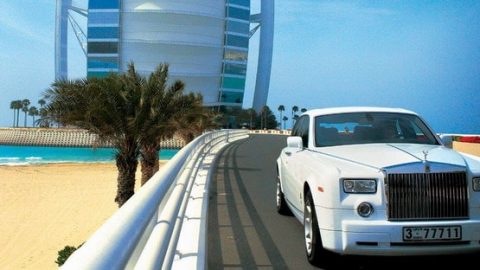 ما الذي يجعل سكان الإمارات أكثر عشقاً للسيارات الباهظة ولوحات الأرقام الخاصة؟