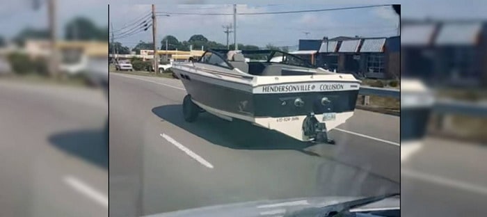 فيديو : قارب على عجلات ينطلق بشكل غريب في شوارع تينيسي