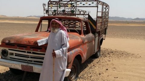 فيديو : متبرعون يصلحون سيارة مسن سعودي فورد موديل 1963