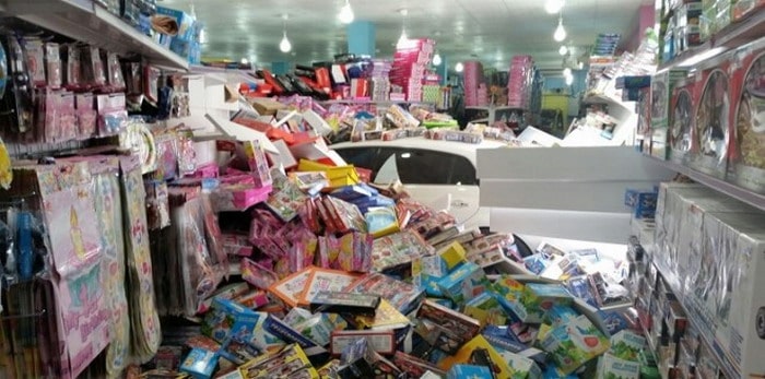 فيديو : وفاة شخصين في حادث اقتحام سيارة جيمس داخل محل حلاقة في السعودية