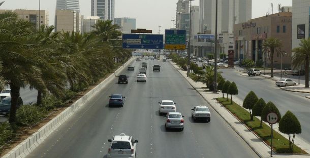 لجنة النقل في الغرفة التجارية تعترض على عدم الاشتراك في توطين تأجير السيارات