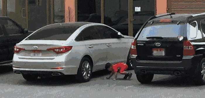 صور حية تكشف خطورة عدم مراقبة الأبناء علي الطريق