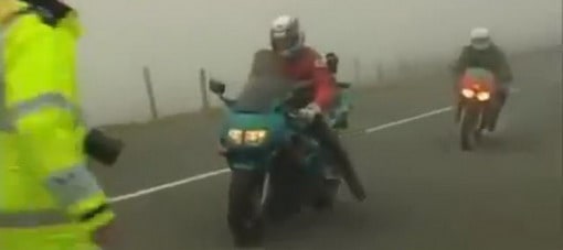 فيديو: ضابط شرطة يوقف دراجتين مسرعتين على طريق فيتسبب في حادث