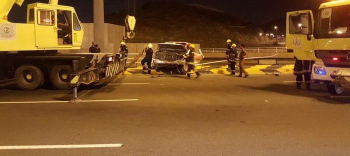 إنقاذ سعودي محتجز داخل سيارة في مكة بعد أن كادت تسقط من فوق كوبري