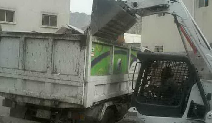 إزالة مواقع عديدة لغسيل السيارات في مكة وأعمدة حجز الأرصفة وضبط باعة جائلين