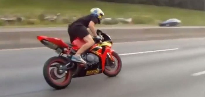 فيديو: شاب يستعرض بدراجته النارية فيتعرض لحادث ويتخلص من الدراجة قبل وصول الشرطة