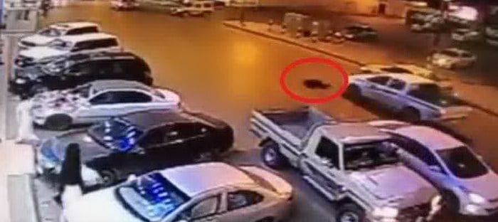 فيديو : ينجو من سيارة فتلحقه الأخري لتدهسه أمام عيون والدته في الجوف !!