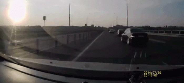 فيديو : قائد دراجة نارية يخرق قوانين الطبيعة والتوازن بشكل مذهل بعد اصطدامه بسيارة !!