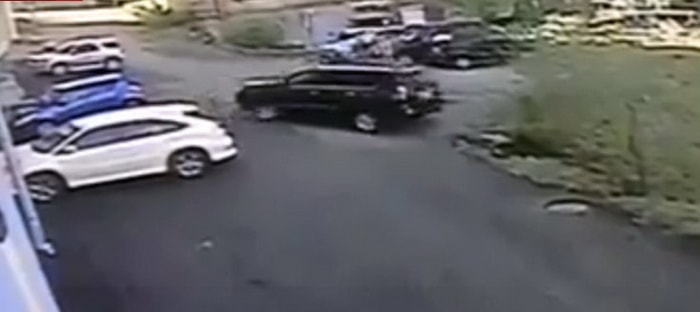 فيديو : شابة روسية تقضي علي سيارتها لكزس GX الجديدة بمجرد تحركها