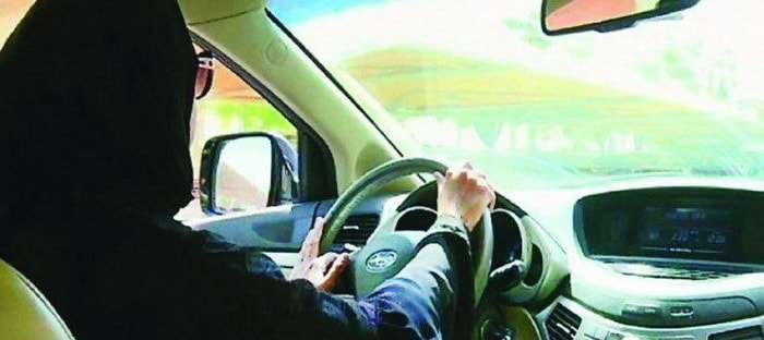 بعد السعودية . . العمانيات يقدن سيارات الأجرة والنقل الثقيل