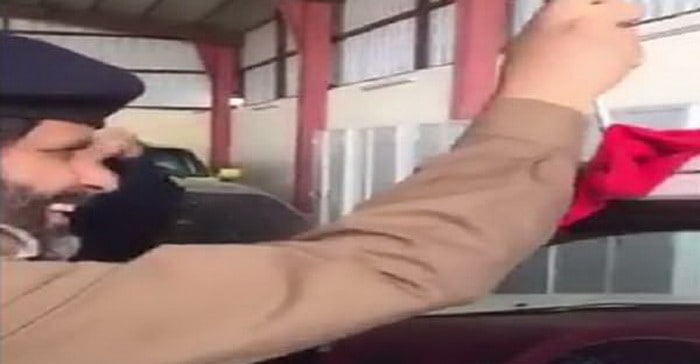 فيديو : ضابط سعودي يقدم الحل المثالي لمشكلة نسيان المفتاح داخل السيارة