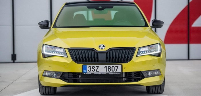 سكودا سوبرب SportLine تحصل علي طلاء ذهبي خاص فريد من نوعه