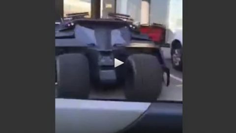 سيارة باتمان ترصد وهي متوقفة في أحد شوارع دبي