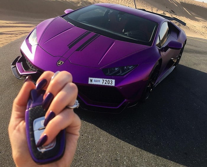 لامبورجيني هوراكان مملوكة من قبل سيدة في دبي تعدل بلون أرجواني رائع