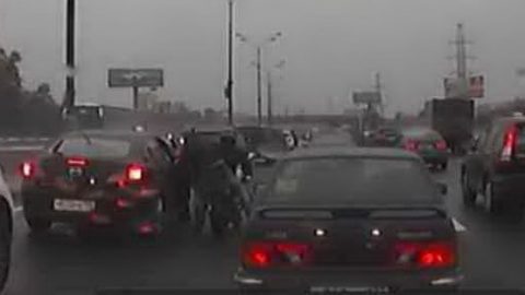 فيديو: لصوص روس علي دراجة نارية يسرقون سيارة ويفرون في وضح النهار