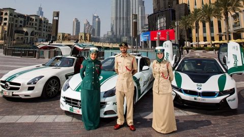 سيارات شرطة دبي الفائقة والفاخرة . . دور أمني وسياحي بمعايير جديدة