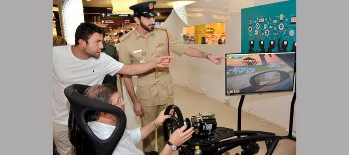 لعبة سيارات من شرطة دبي لتعليم السائقين التعامل مع مختلف الأجواء