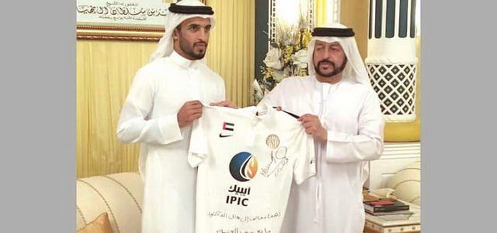 سيارة بورشه كايين هدية لعلي مبخوت مهاجم الجزيرة