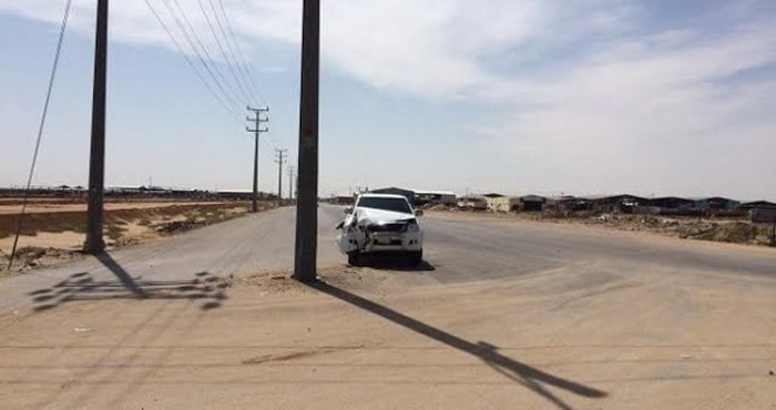 اصطدام سيارة بعمود كهرباء يتوسط شارع في الدواسر والسائق يوثق الحادث بالصور