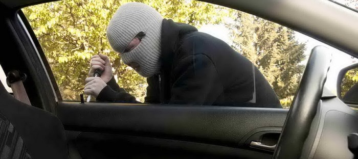 شرطي سعودي يتفاجىء بمعاق يحاول دهسه بسيارة مسروقة