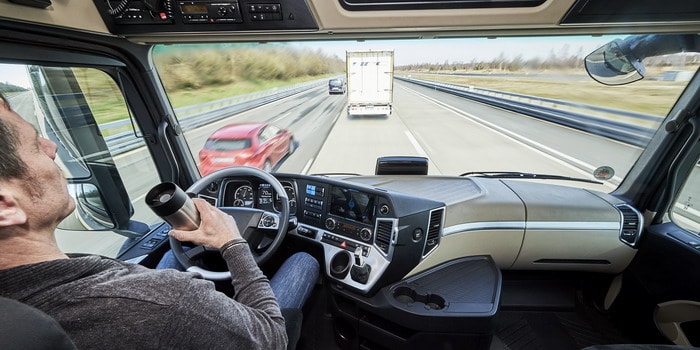 دايملر تربط شاحناتها بالإنترنت