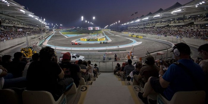 ألاف المشجعين يتجمعون بمنطقة تشجيع سباق أبوظبي 2015 بسيلفرستون