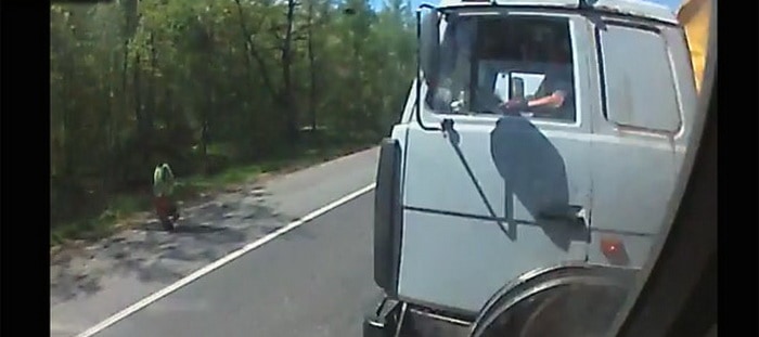 فيديو : شاحنة مسرعة وأخري تنعطف بشكل خاطيء . . والنتيجة حادث عنيف