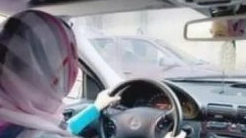 ضبط فتاة من جنسية عربية تقود سيارة في الطائف