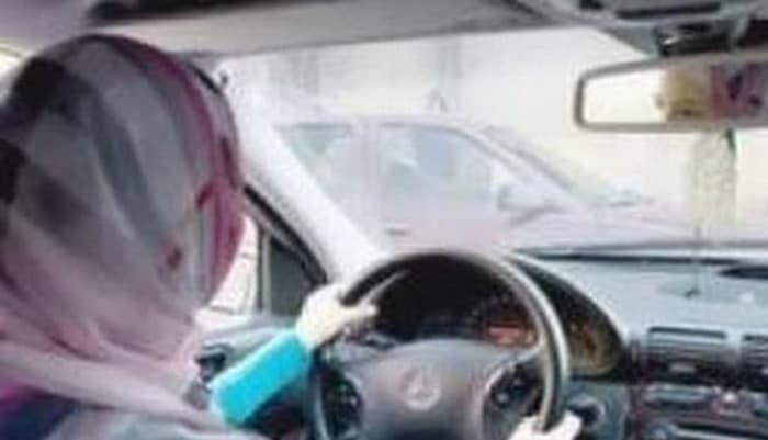 ضبط فتاة من جنسية عربية تقود سيارة في الطائف