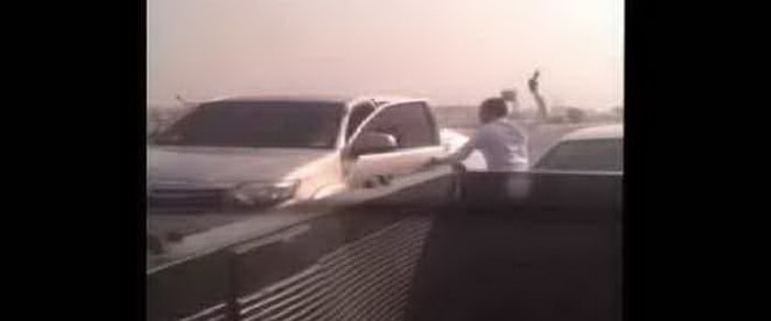 فيديو : مشهد مخيف لهجوم شخص علي سائق سيارة بساطور في وسط طريق بالسعودية