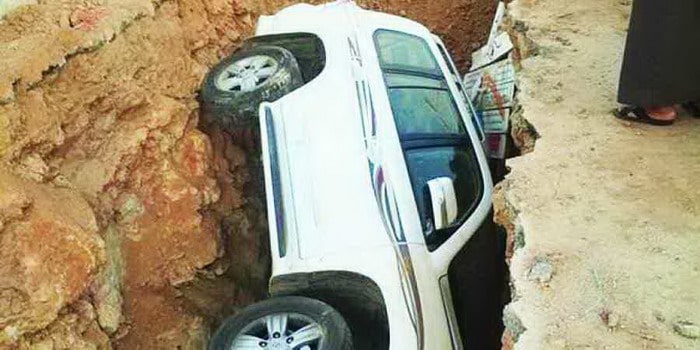 سعودي يسقط بسيارته لاندكروزر في حفرة صرف صحي في الرفحاء