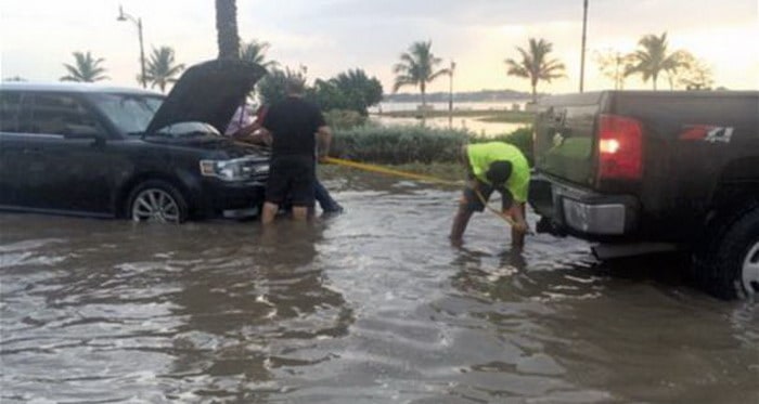 شباب سعودي تطوع باستخدام سيارات الدفع الرباعي لإنقاذ العالقين في السيول