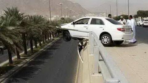 سعودي ينجو علي الطريقة الأمريكية من سقوط سيارته من فوق مرتفع!!